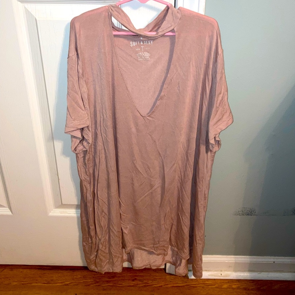 Cutout in tshirt